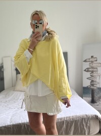 Pull cape jaune