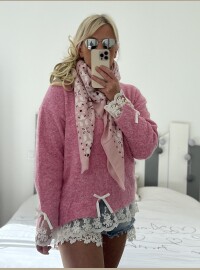 Pull dentelle rose